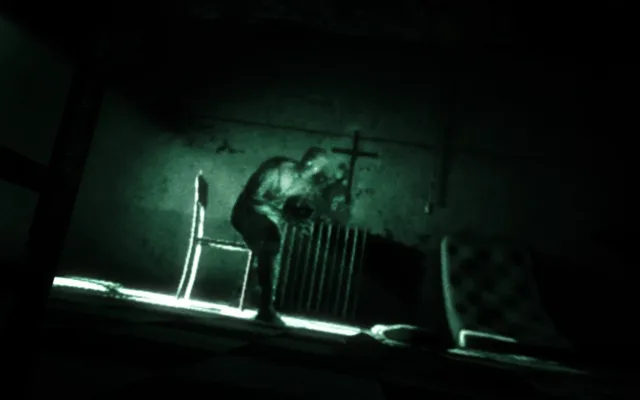 Outlast — PC screenshot: A dim room seen through night vision